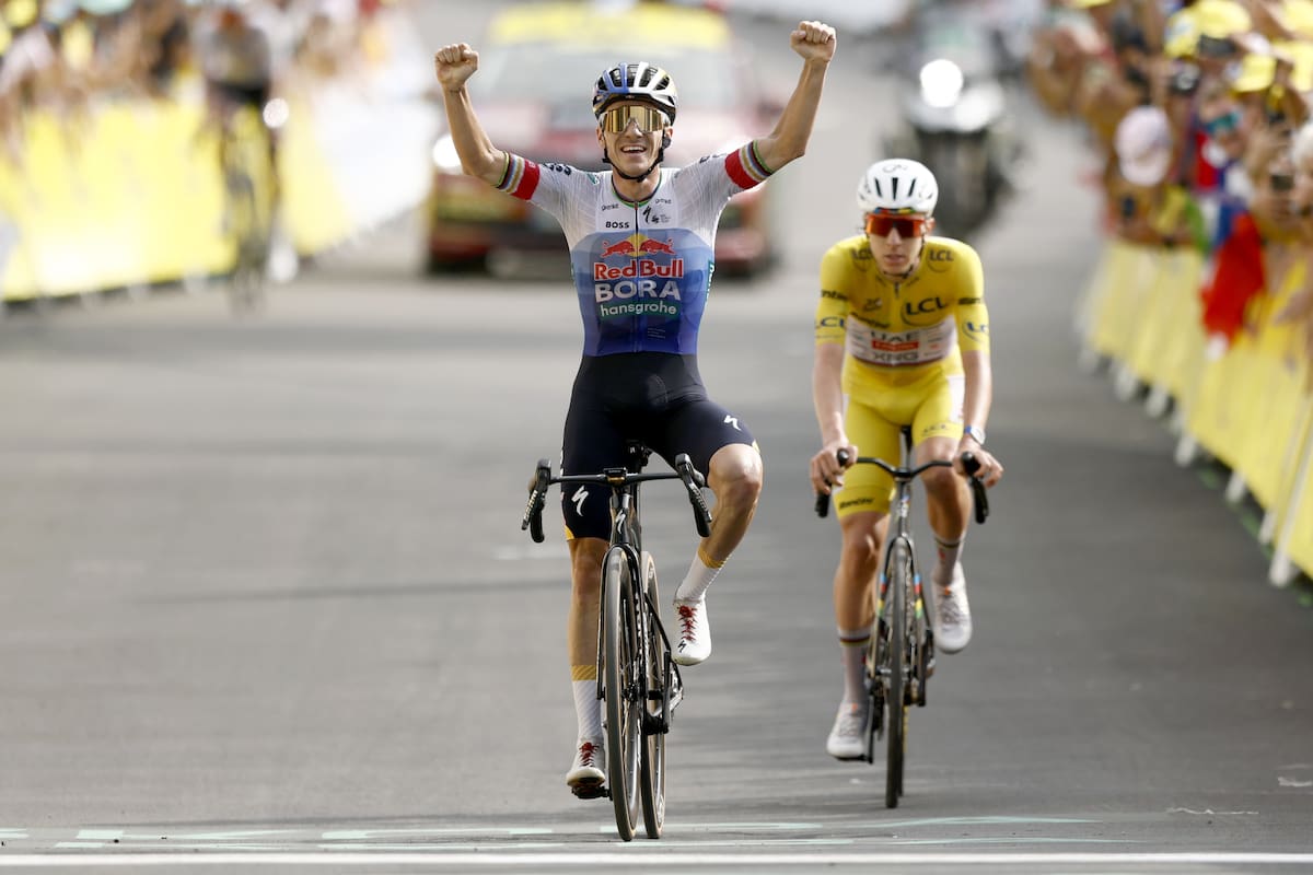 El ciclista belga Remco Evenepoel (LI , del equipo Red Bull - Bora - Hansgroh, por delante de esloveno Tadj Pogacar, del equipo UAE Team Emirates XRG, durante la etapa 15 del Tour. //Foto, EFE: YOAN VALAT