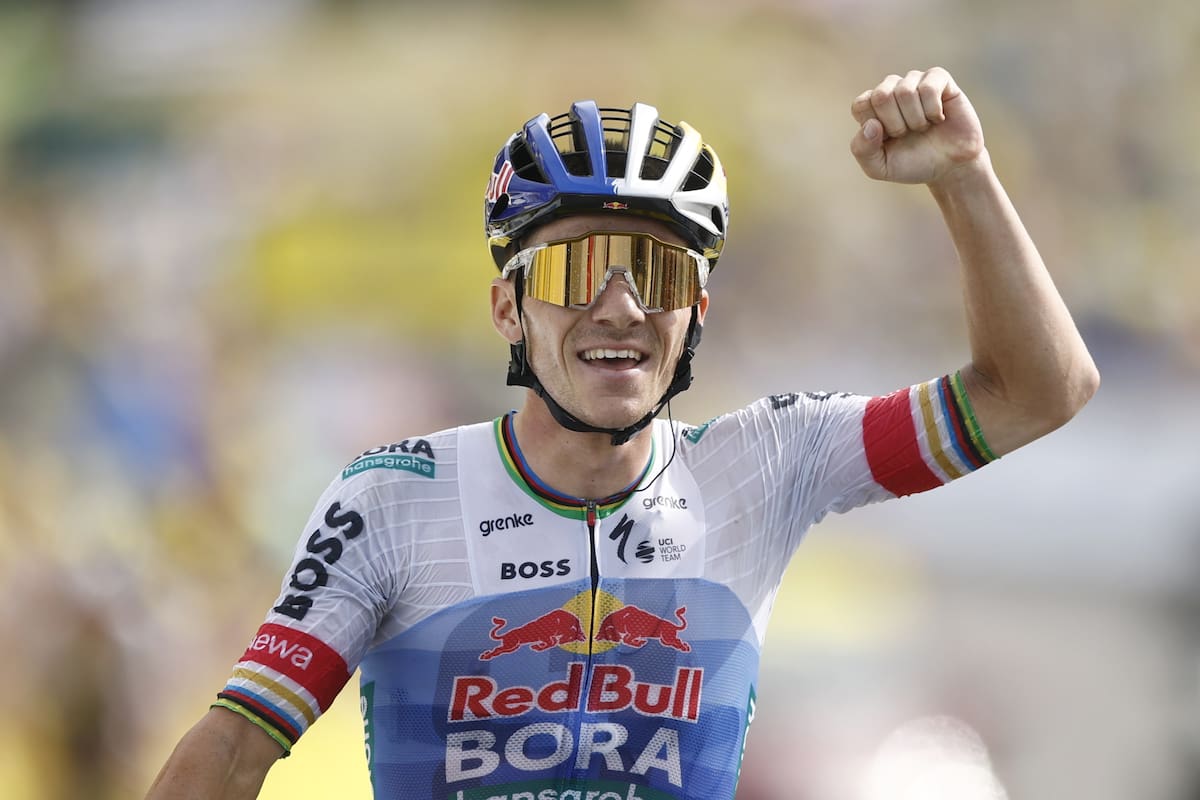 El ciclista belga Remco Evenepoel, del equipo Red Bull - Bora - Hansgrohe, celebra al cruzar la línea de meta tras ganar la 15.ª etapa del Tour de Francia. //Foto, EFE: YOAN VALAT