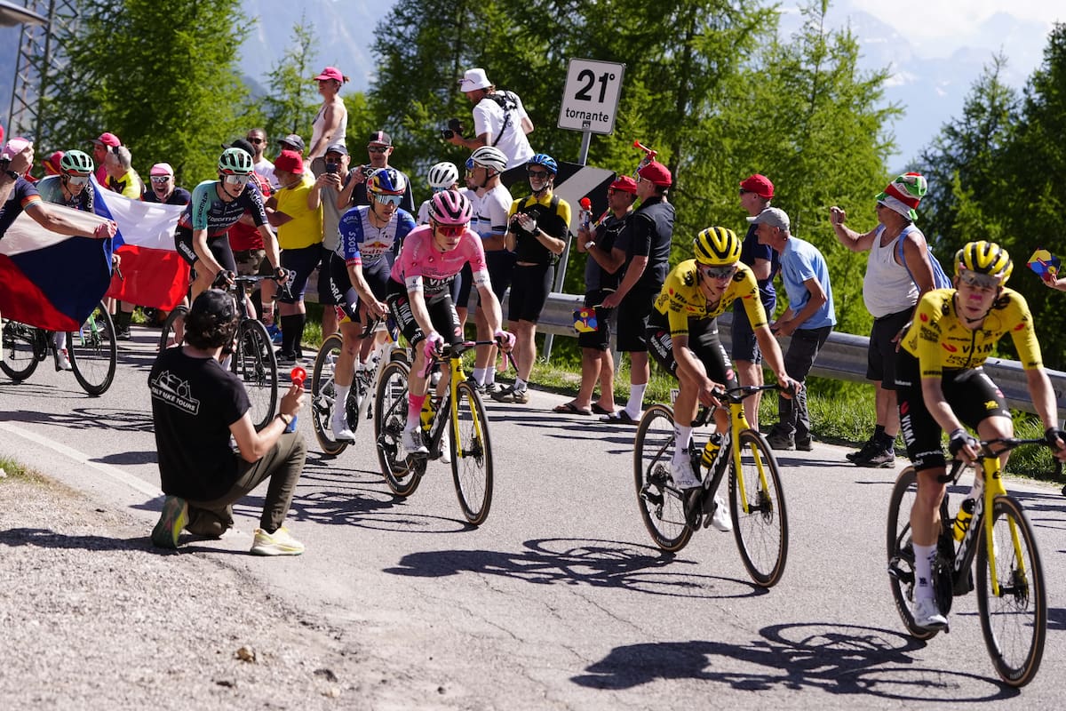 Un pelotón en la etapa 19 del Giro de Italia. //Foto, AP: Fabio Ferrari/LaPresse