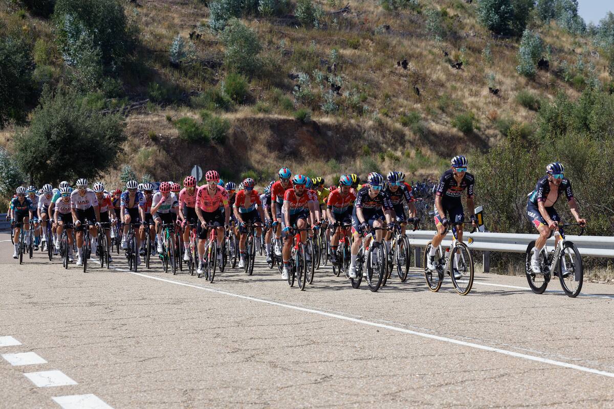 El pelotón durante la cuarta etapa de la Vuelta a España este martes entre Plasencia y el Pico Villuercas. //EFE