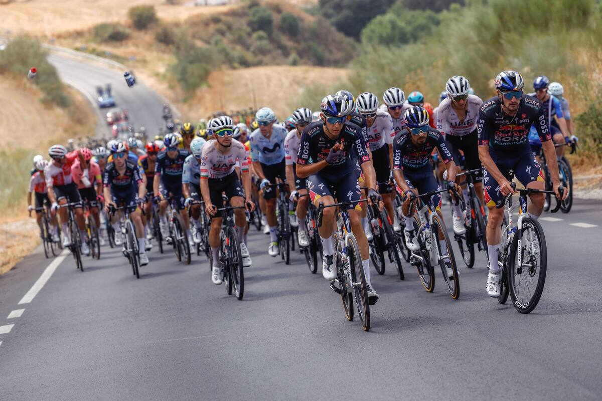 El pelotón ciclista durante la sexta etapa de la Vuelta a España. //EFE