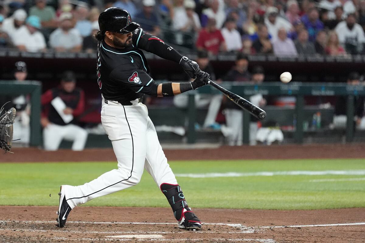 Eugenio Suárez, de los Diamondbacks de Arizona, conecta un grand slam contra los Marineros de Seattle durante la sexta entrada de un juego de béisbol. Foto, AP: Ross D. Franklin