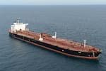 Ucrania golpea otros 21 petroleros de la flota fantasma rusa en el mar de Azov