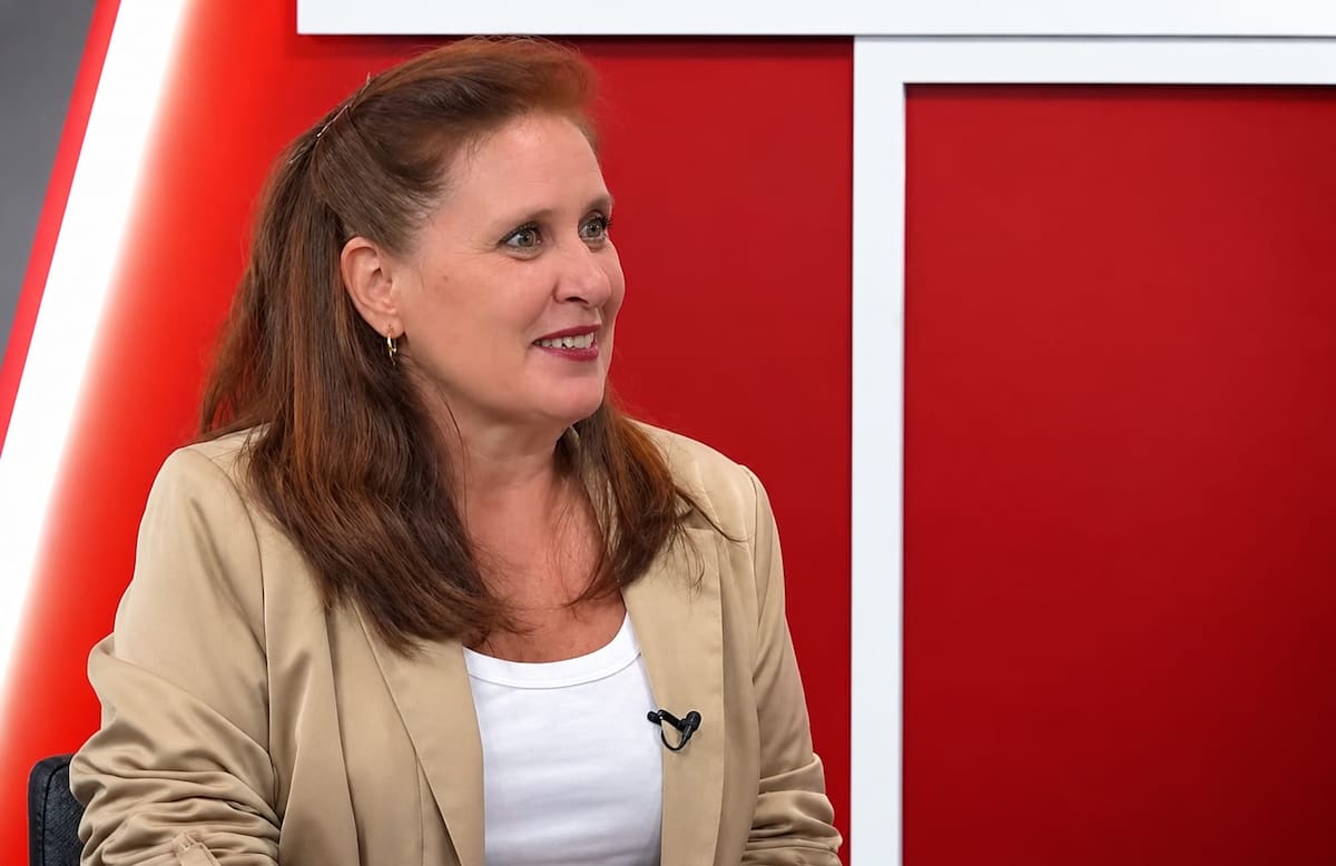 Eva Ferrer, la catalana que denunció a Verónica Alcocer de presuntos actos de corrupción en el Gobierno de Gustavo Petro. // Foto: captura de video de Semana - Mejorada con IA (ChatGPT).
