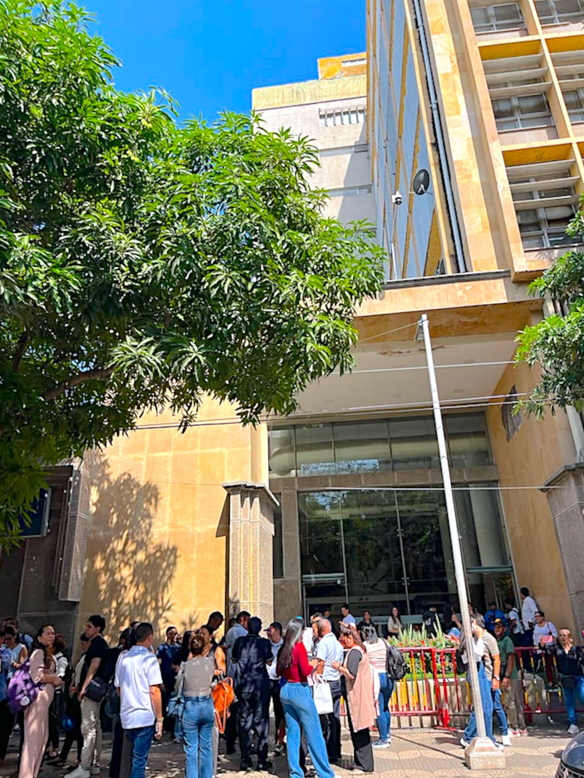 Edificios, como en donde funciona la Alcaldía de Barranquilla, la Fiscalía y otros del centro y norte de la ciudad, fueron evacuados durante el sismo registrado la mañana de este lunes 10 de agosto en Colombia.//Cortesía Alcaldía de Barranquilla.