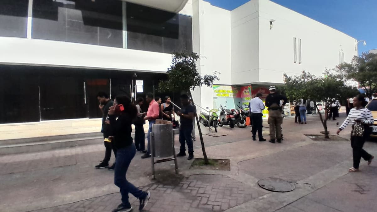 Evacuación en el Edificio Banco del Estado. // Julio Castaño