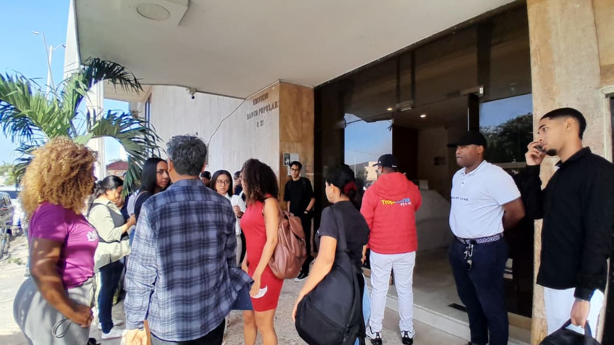 Evacuación en el Edificio Banco Popular. // Julio Castaño
