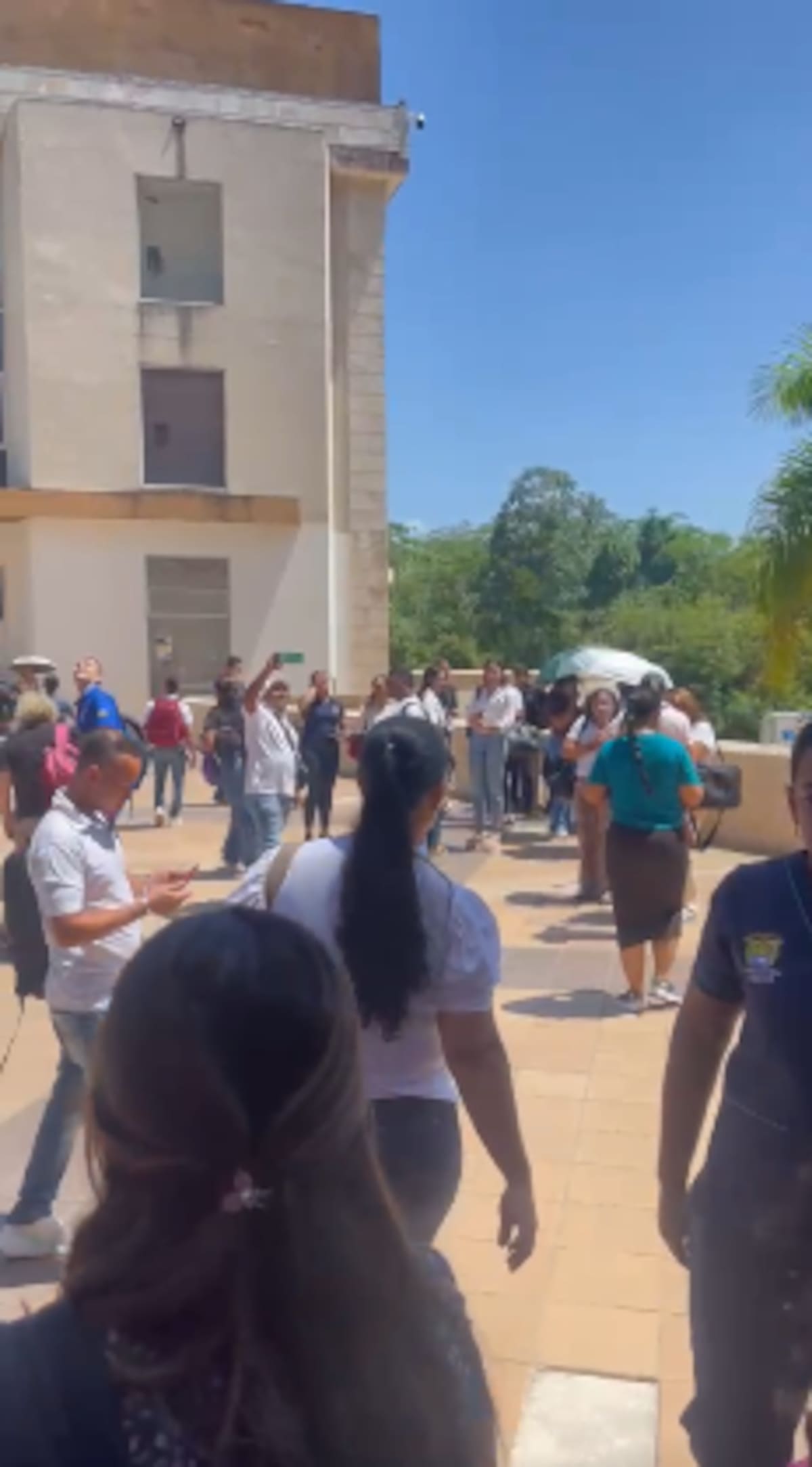 Decenas de personas fueron evacuadas de la Gobernación de Bolívar por la caída de cielo raso de un salón de la edificación. // Foto: captura de video - Cortesía.