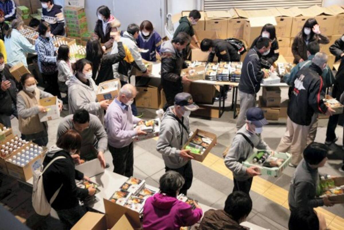 Decenas de personas que fueron evacuadas de Fukushima, reciben comida y agua que no está contaminada con las radiaciones y a sí alimentarse sin ningún riesgo en su salud. AP Masanobu Nakatsukasa