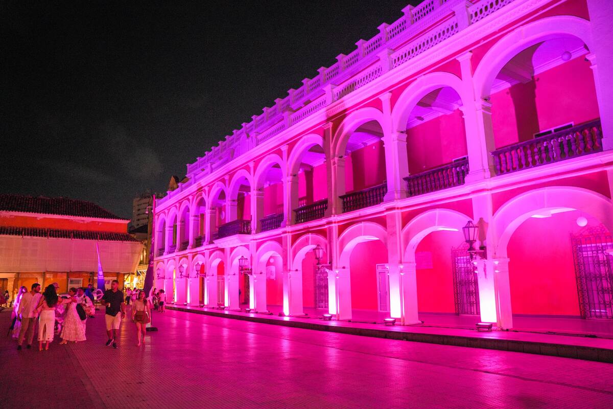 El Palacio de la Proclamación se convirtió en un símbolo de esperanza y resiliencia en la ‘Noche Rosa’.