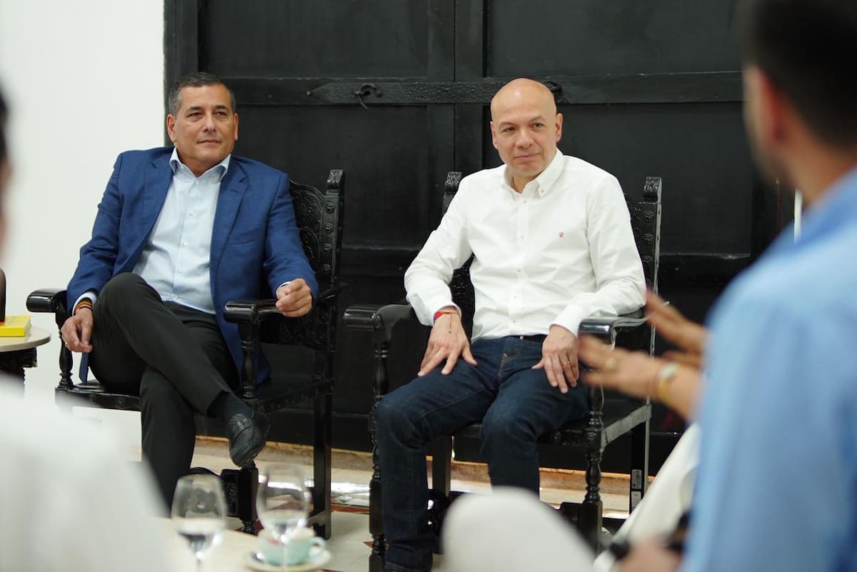 El alcalde de Cartagena, Dumek Turbay Paz; y el presidente de la Corte Suprema de Justicia, Iván Mauricio Lenis, sostuvieron un encuentro en el Palacio de la Aduana. // Foto: Cortesía - Alcaldía de Cartagena.