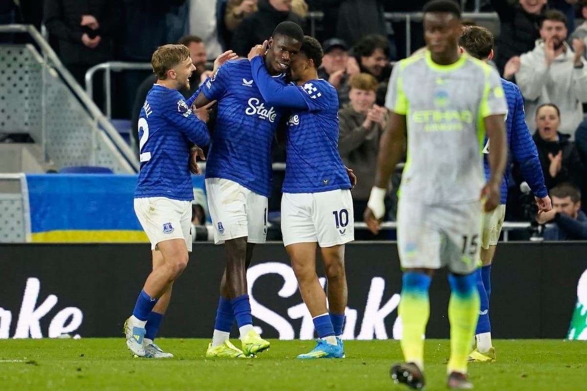 Everton le complicó la vida a Manchester City en la Premier League. //Foto, AP: Dave Thompson