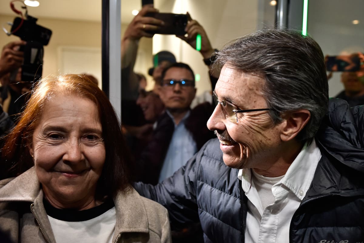 Bogotá. Diciembre 23 de 2024. Fabio Ochoa, ex narcotraficante, regresó a Colombia tras cumplir más de 20 años de condena en Estados Unidos. Al aterrizar en el Aeropuerto Internacional El Dorado, fue recibido por su familia y, ante los medios de comunicación, ofreció unas palabras. (Colprensa - Cristian Bayona).