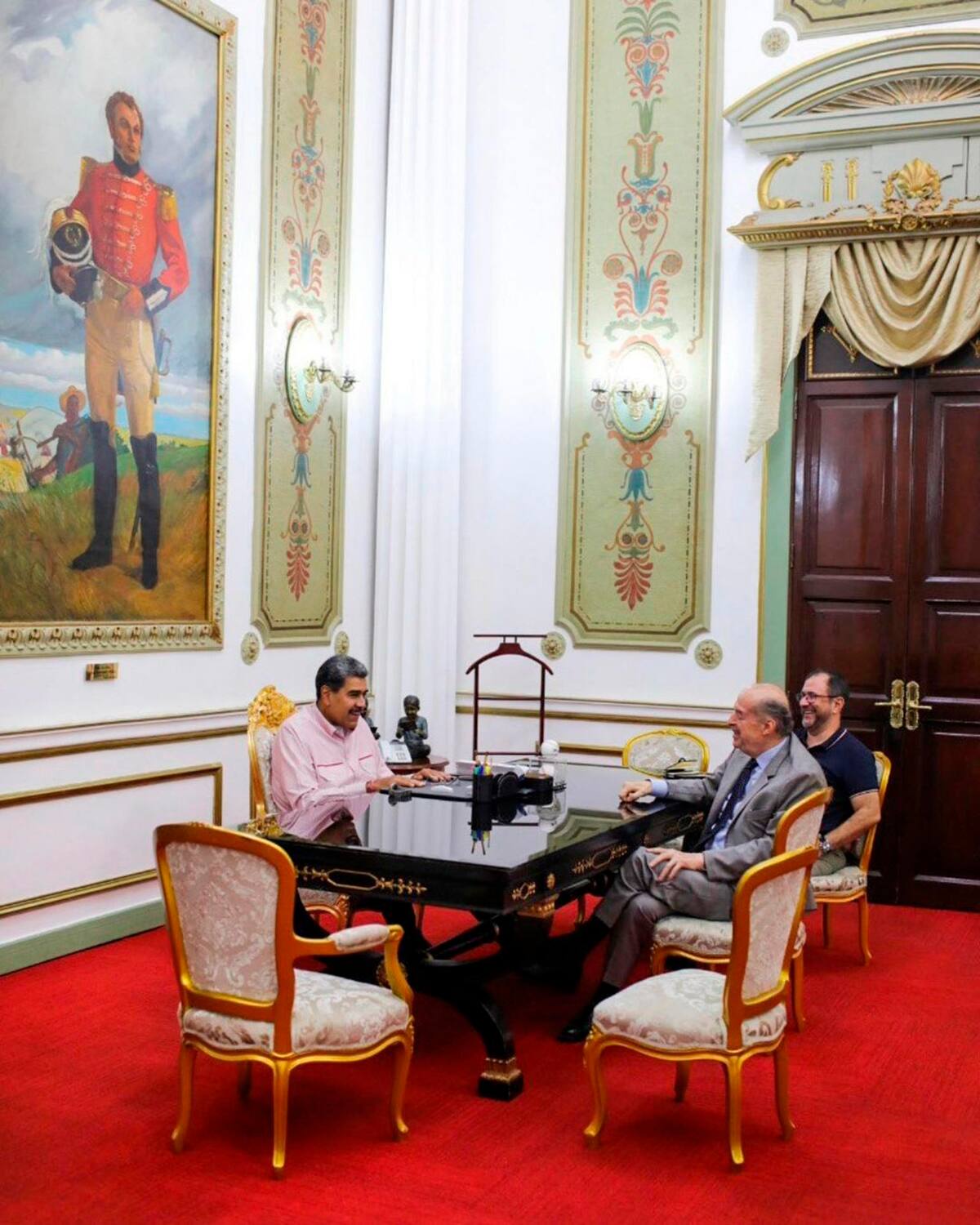 Nicolás Maduro junto a Álvaro Leyva. // EFE.
