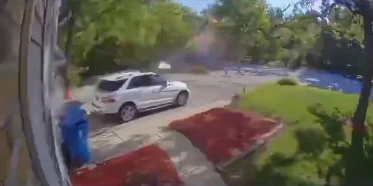 Momento exacto en el que explota un furgón en Estados Unidos. // Captura de video.