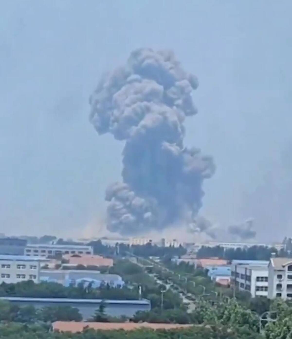 La impresionante estela de humo tras la explosión en una fábrica en China. // Captura de video.