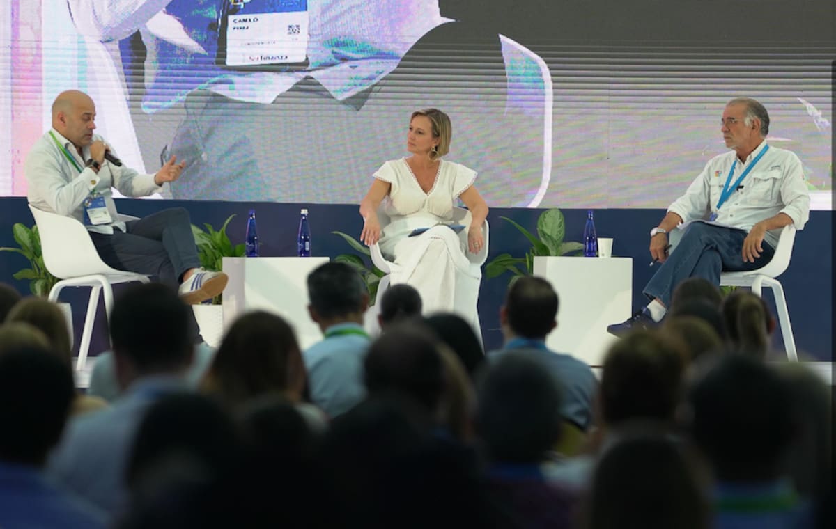 Vicky Osorio, directora ejecutiva de ProBarranquilla (centro), durante su participación en el certamen de ExpoProBarranquilla 2025.//Cortesía ProBarranquilla.