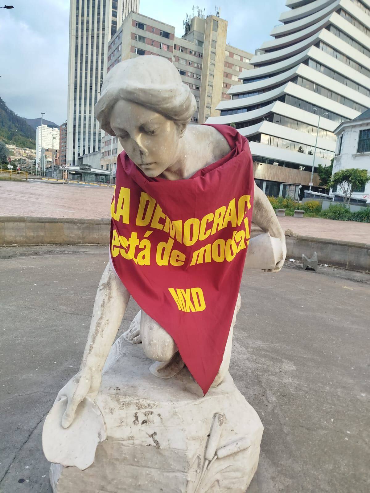 Expresión del movimiento cívico 'Mujeres por la Democracia' en esculturas del país. // Foto: cortesía