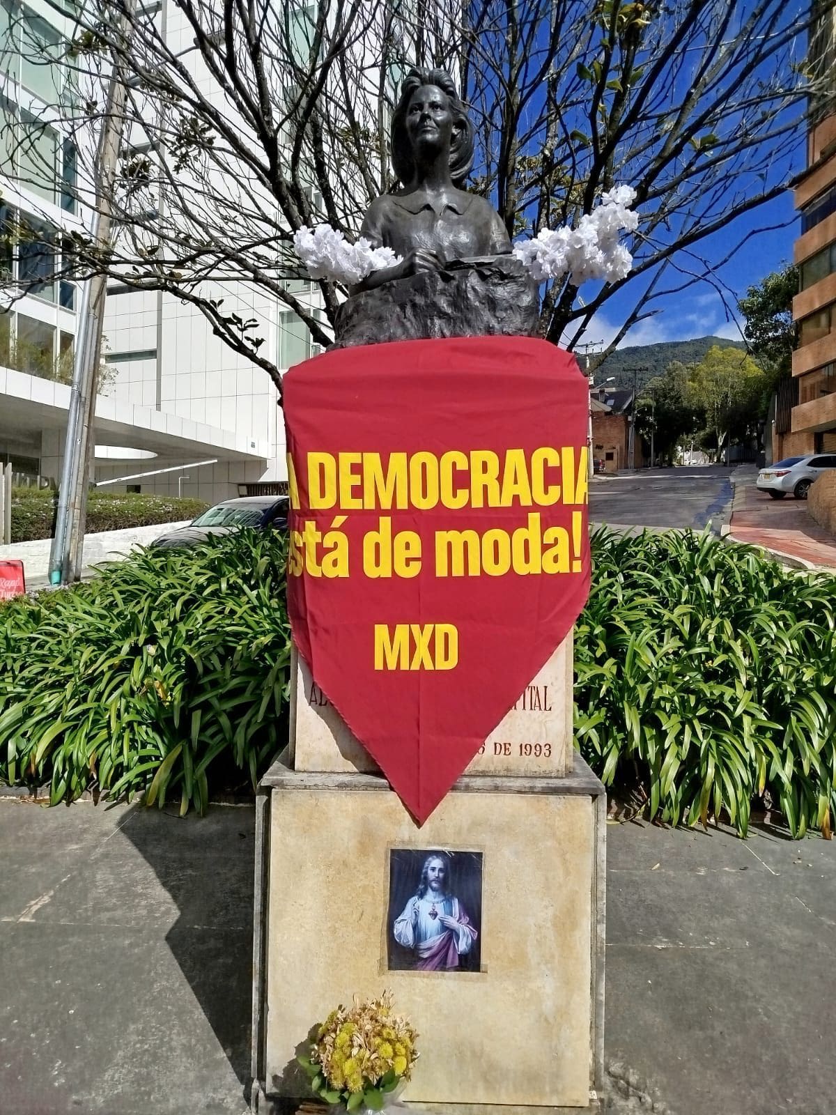 Expresión del movimiento cívico 'Mujeres por la Democracia' en esculturas del país. // Foto: cortesía