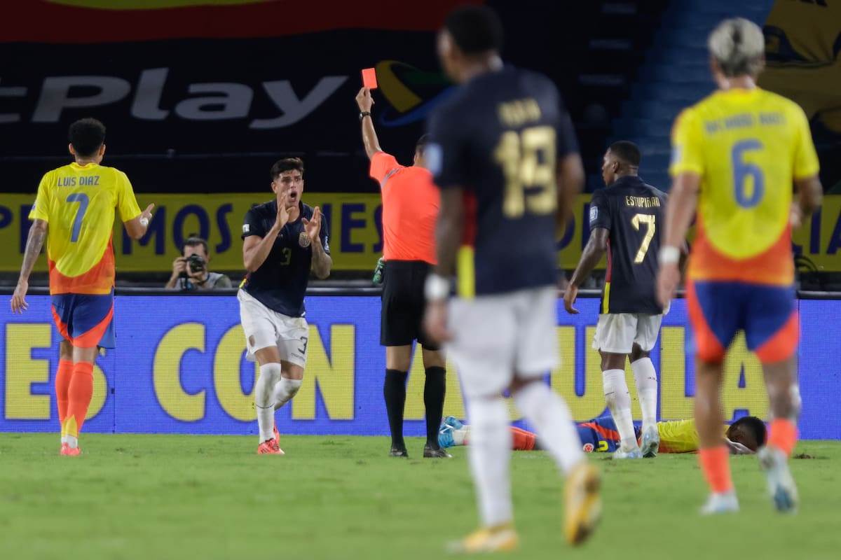 Piero Hincapié, de Ecuador, recibe una tarjeta roja por cortar una jugada manifiesta de gol de Colombia. // EFE/ Ricardo Maldonado Rozo