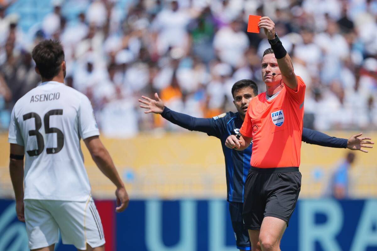 Raúl Asencio se fue expulsado al comienzo del partido entre Real Madrid y Pachuca. Foto, AP: Chris Carlson