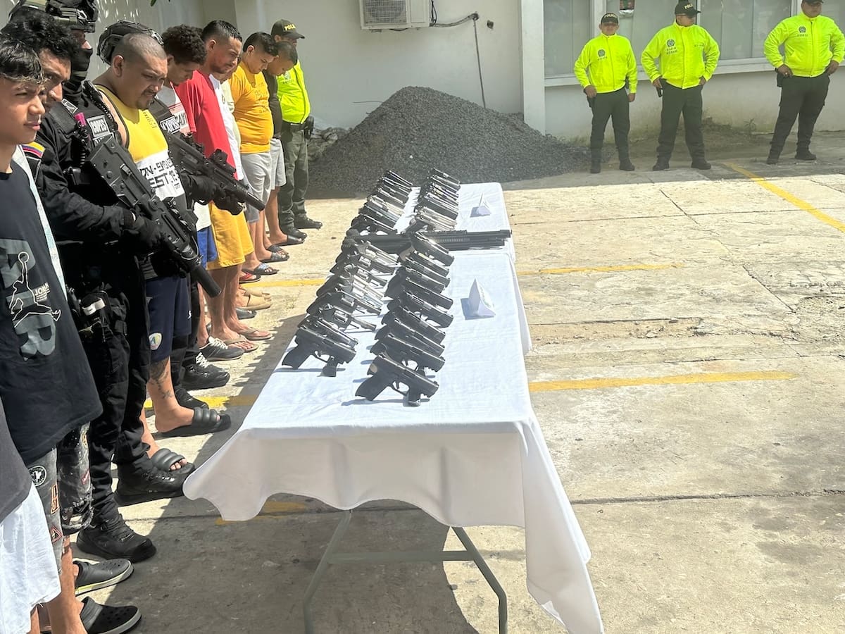 La Policía Metropolitana de Barranquilla, presentó ante los medios de comunicación a los presuntos extorsionas con las armas que utilizaban para cometer el delito.