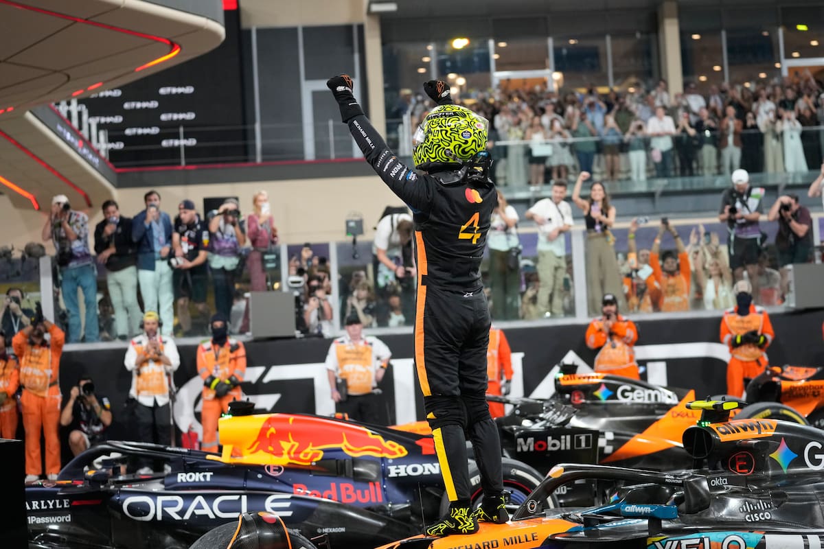 El británico Lando Norris de McLaren celebra tras convertirse en campeón de la Fórmula Uno. //Foto, AP: Darko Bandic