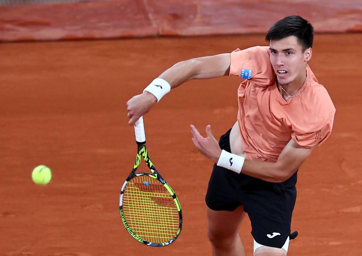 Fabian Marozsan de Hungría sirve durante su partido de segunda ronda masculina contra Carlos Alcaraz de España en el torneo de tenis Grand Slam en Roland Garros. //EFE