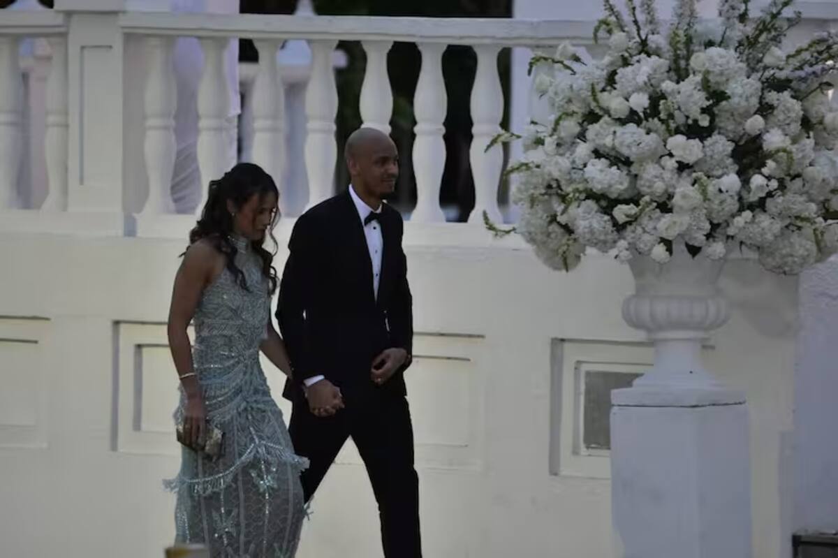El futbolista brasileño Fabinho, junto a su pareja, en la boda de Luis Díaz en Barranquilla. // Foto: El Heraldo.