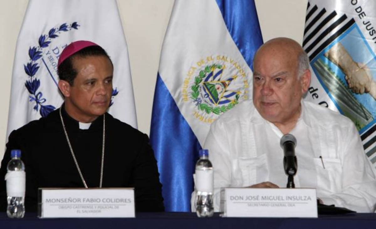 Fabio Colindres, vicario militar, José Miguel Insulza,secretario general de la OEA JOSÉ CABEZAS AFP