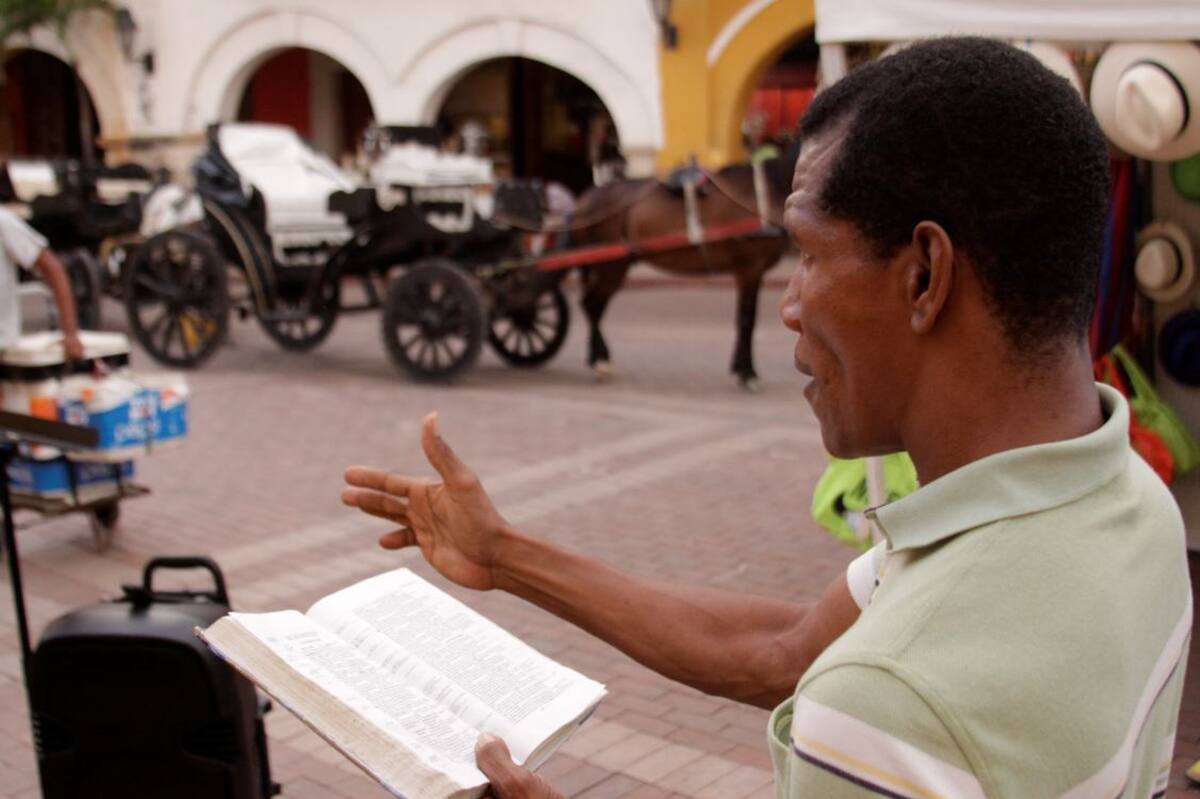 Predica tres veces al día en varias plazas del Centro Histórico.
