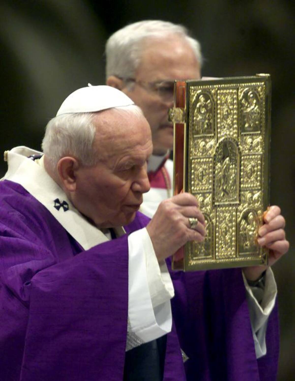 El papa Juan Pablo II, el más recordado de los sacerdotes, pidió perdón por los errores de la iglesia católica.