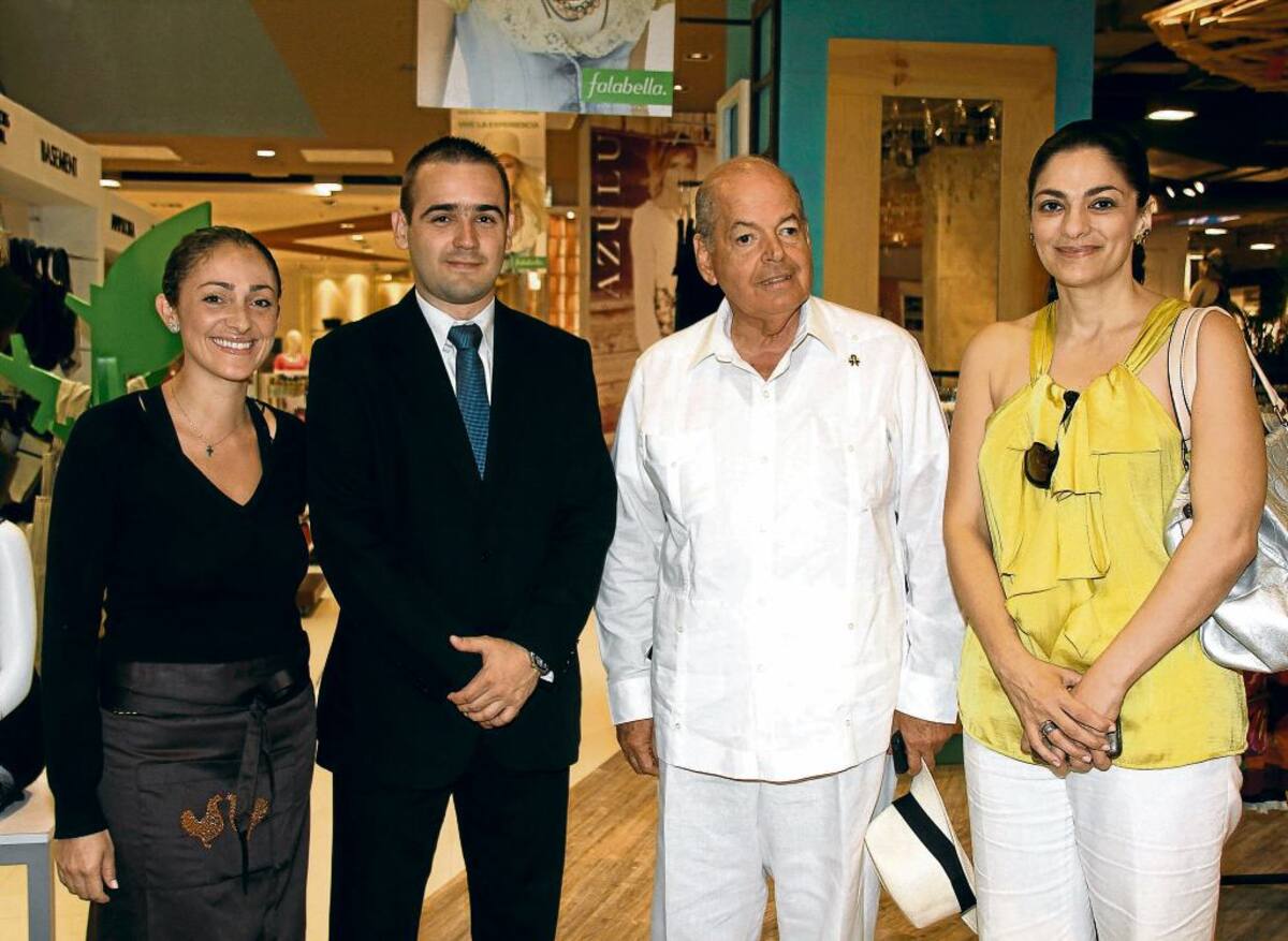 Mila Vargas; el gerente de Falabella, Germán Ochoa; Raimundo Angulo y Mónica Fadul. fotos Maruja Parra/El Universal/