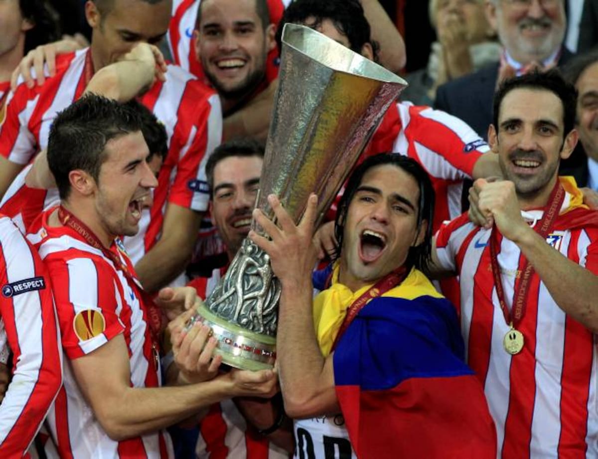 Falcao alza la copa al término del compromiso. AP