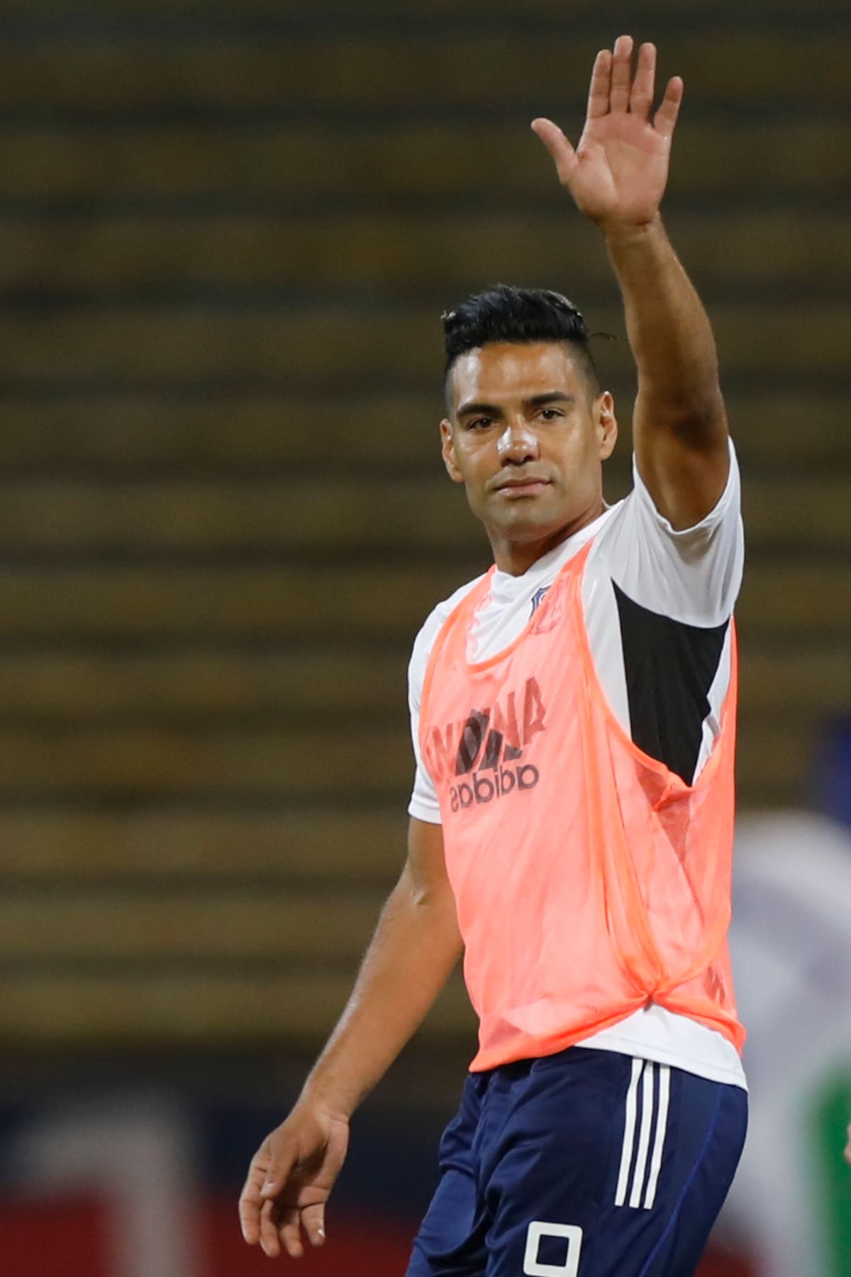 Radamel Falcao García de Millonarios saluda tras el calentamiento en un partido de la Primera División de Colombia ante el DIM. //EFE