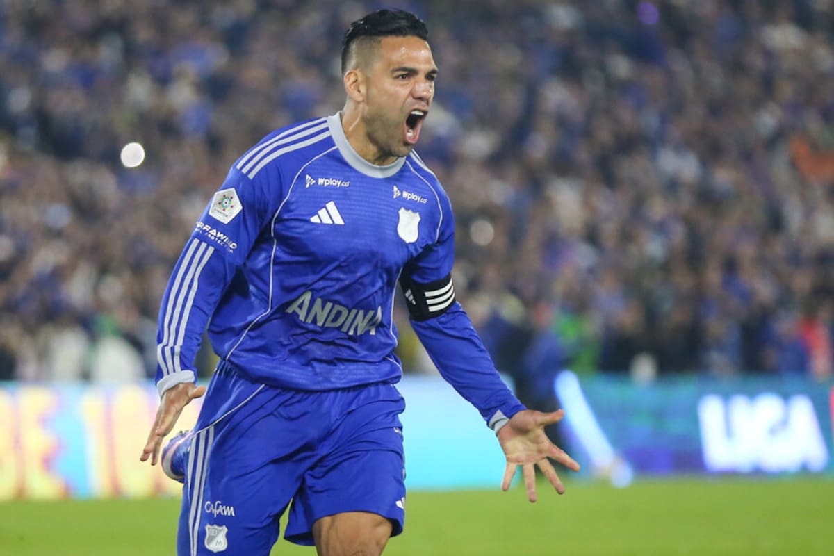Video: el beso de un compañero a Radamel Falcao García que es viral en redes