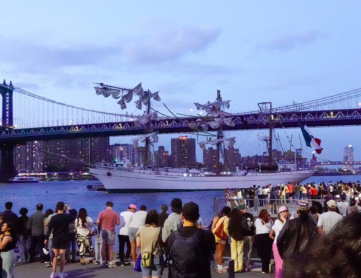 El Cuauhtémoc, un buque escuela de la Armada mexicana, tras chocar contra el puente de Brooklyn, en Nueva York. // Foto: EFE