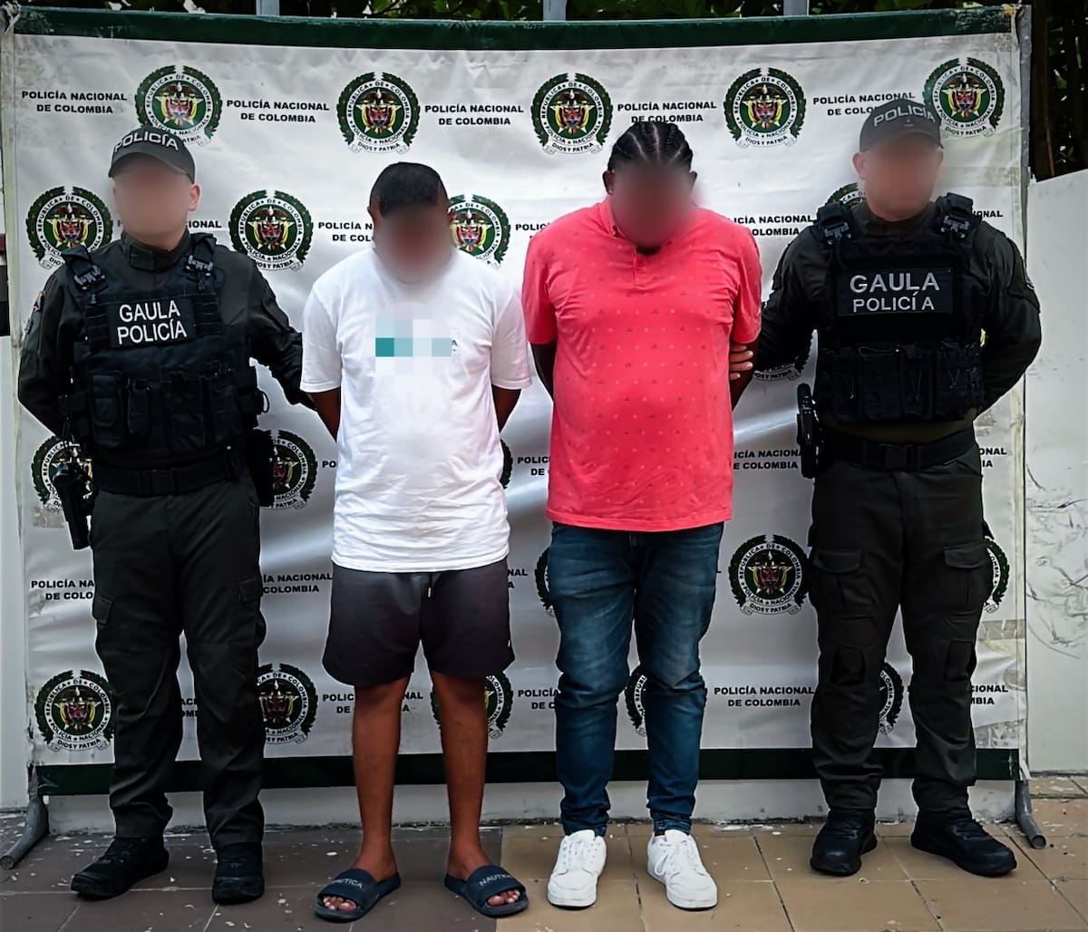 Alias 'el Mechas' y 'Marino' fueron capturados en Bocagrande luego de hacerse pasar por integrantes del Clan del Golfo. // FOTO: POLICÍA METROPOLITANA DE CARTAGENA.