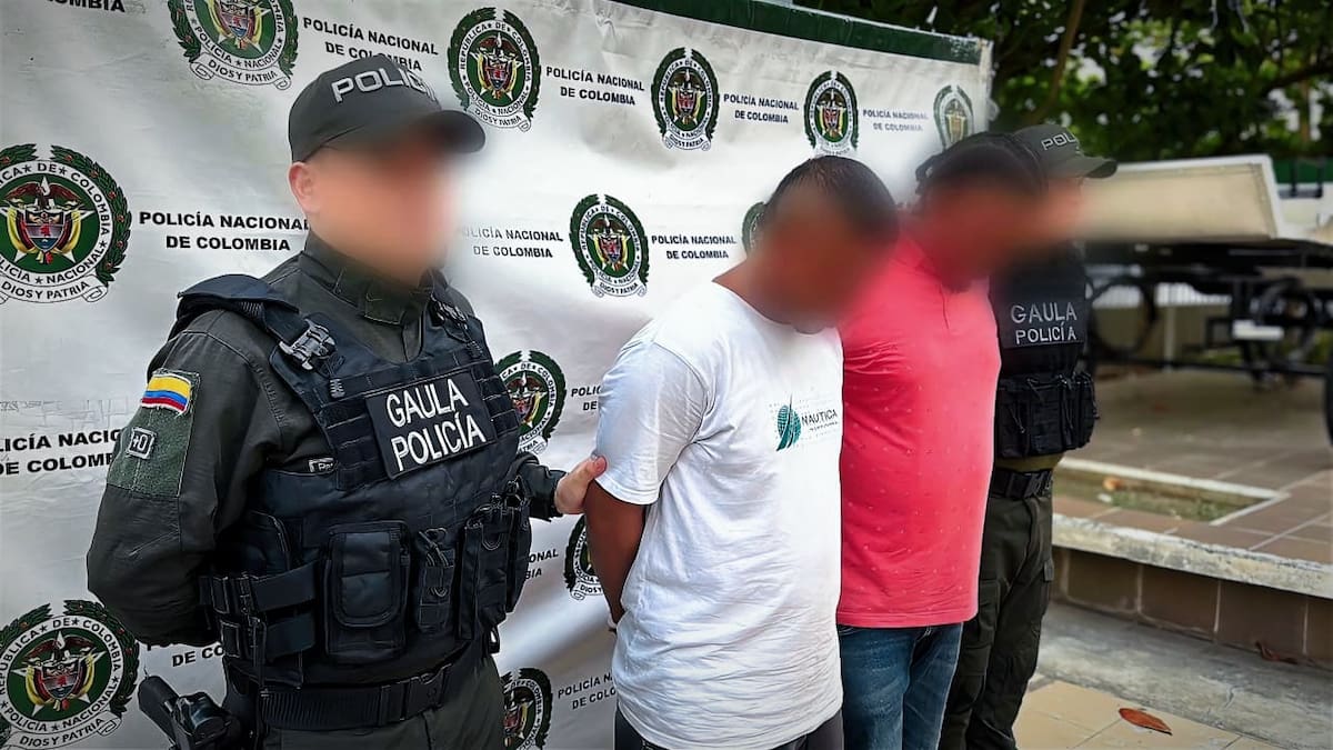 Alias 'el Mechas' y 'Marino' fueron capturados en Bocagrande luego de hacerse pasar por integrantes del Clan del Golfo. // FOTO: POLICÍA METROPOLITANA DE CARTAGENA.