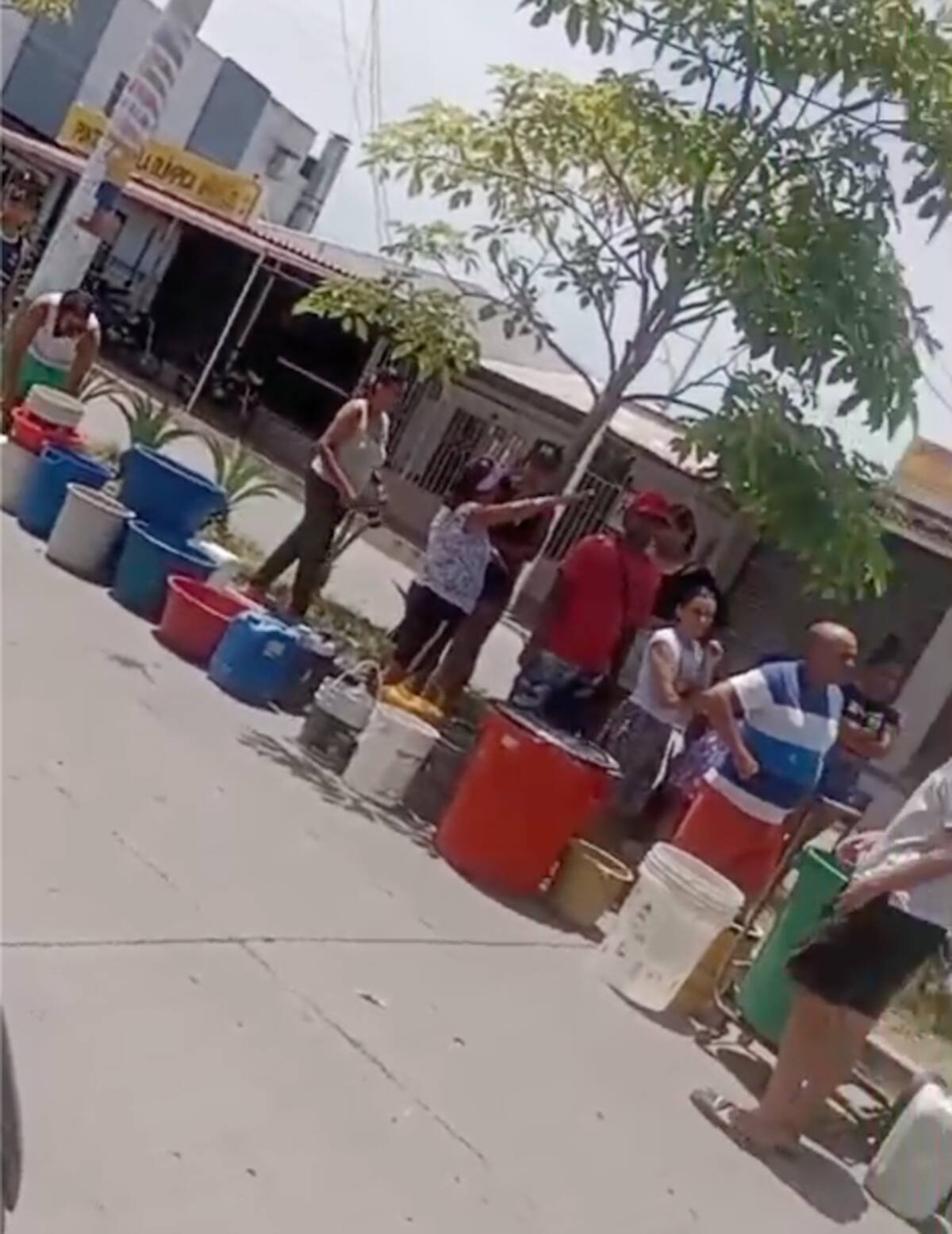 En el día de hoy se está aprovisionando de agua potable a los habitante de la Urbanización Villa Olímpica de Galapa, con carrotanques.//Cortesía.