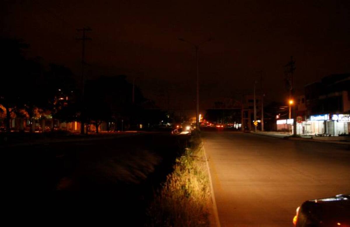Falta de alumbrado en la transversal 54, sector comprendido entre elcolegio Inem y la clínica San Juan de Dios. KAILLINE GIRALDO - EL UNIVERSAL