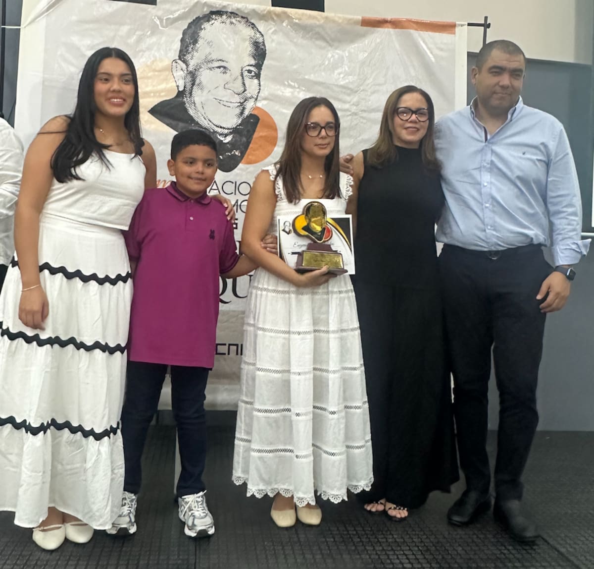 La familia de Eugenio Baena Calvo, estuvo presente el homenaje póstumo, en la categoría Vida y Obra, que le hizo Acord Atlántico.//El Universal.