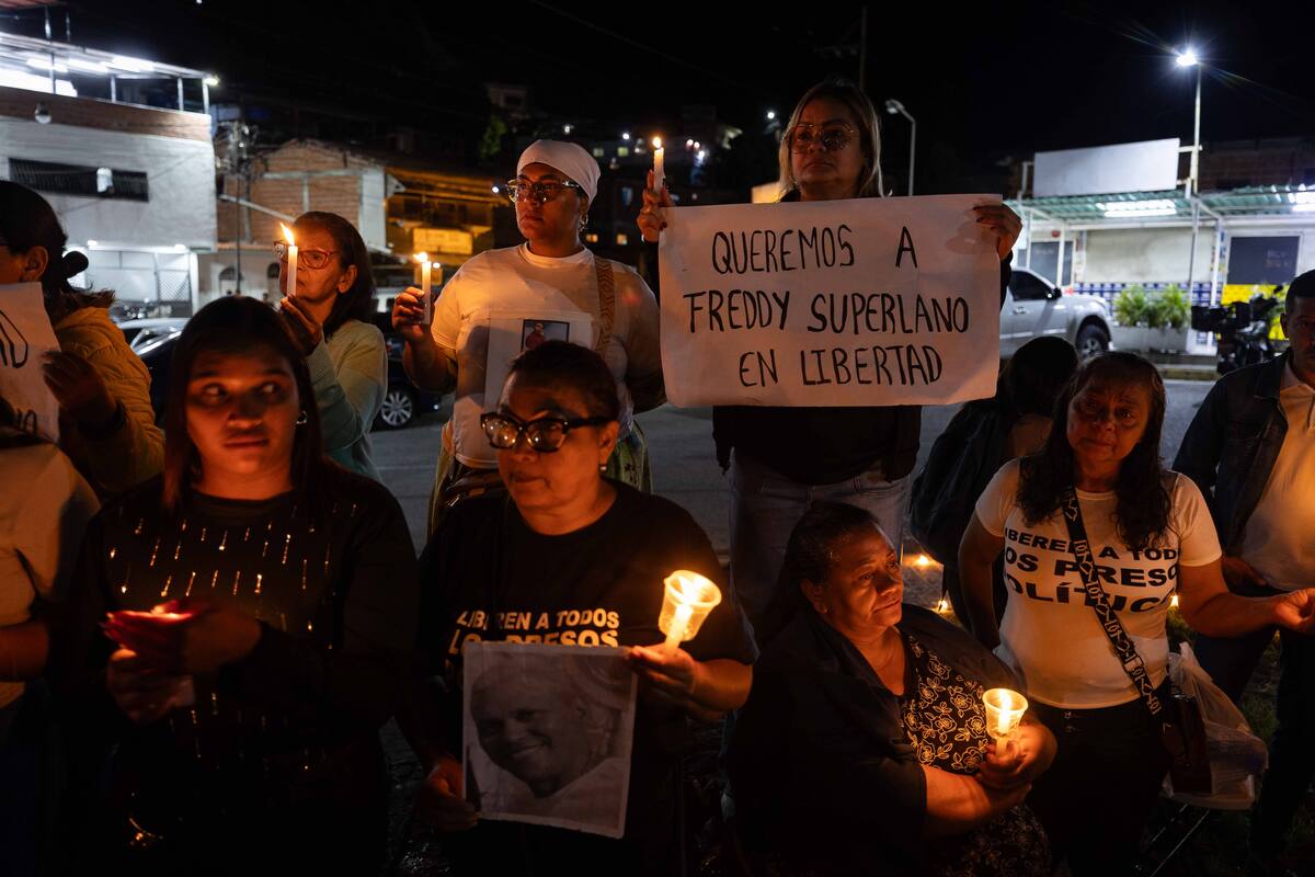 Personas participan en una vigilia frente al centro penitenciario Rodeo en Zamora estado de Miranda (Venezuela), por la liberación de los presos políticos. EFE/ Ronald Peña R