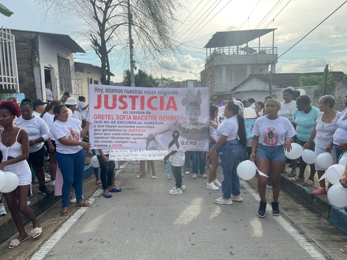 Familiares y vecinos de Villa Fanny marcharon vestidos de blanco para despedir a Grettel Sofía y exigir justicia por su muerte.