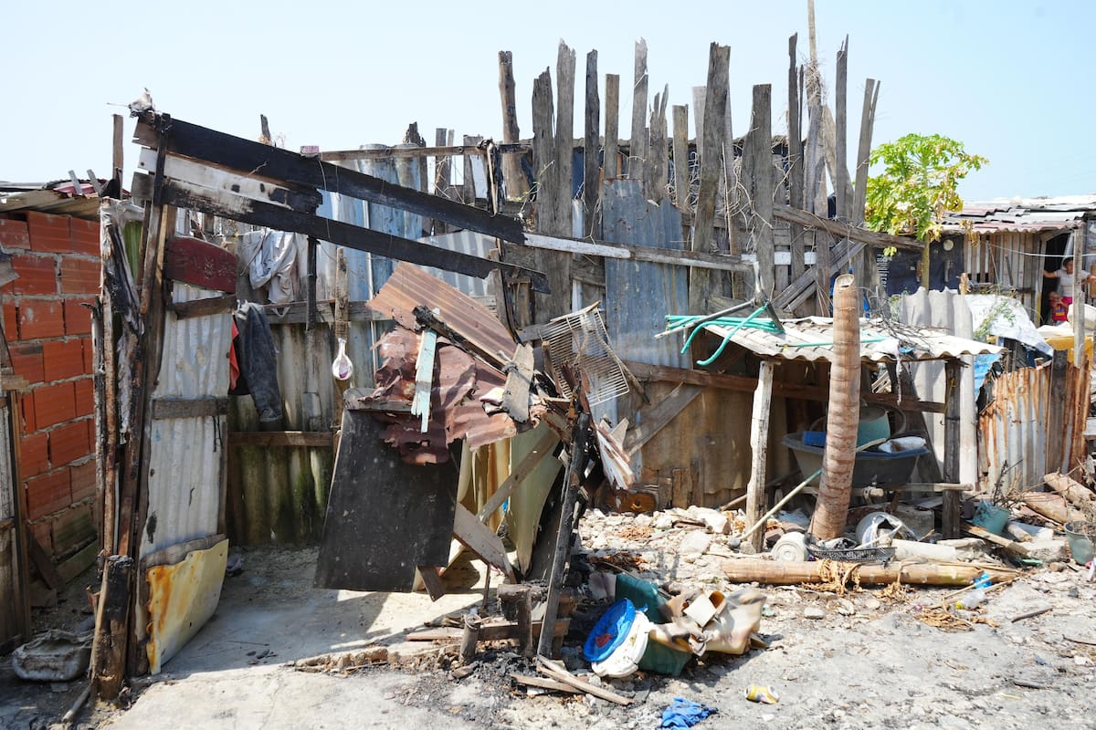 Familias afectadas por un incendio en Olaya Herrera reciben materiales de construcción donados por Corvivienda, PES y aliados del sector privado.