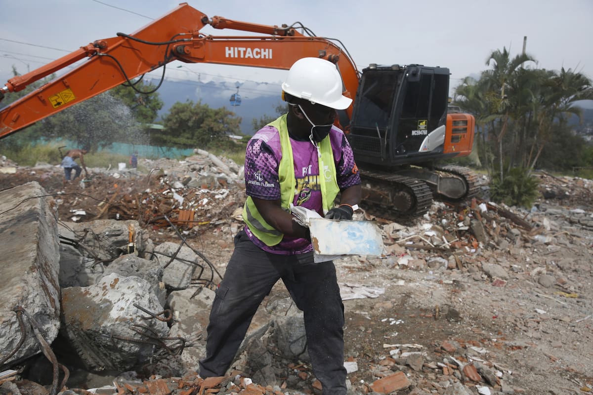 Fotografías, documentos y pertenencias personales son recuperados entre los escombros que dejó el terremoto en Cali. // Foto: EFE/ Ernesto Guzmán.