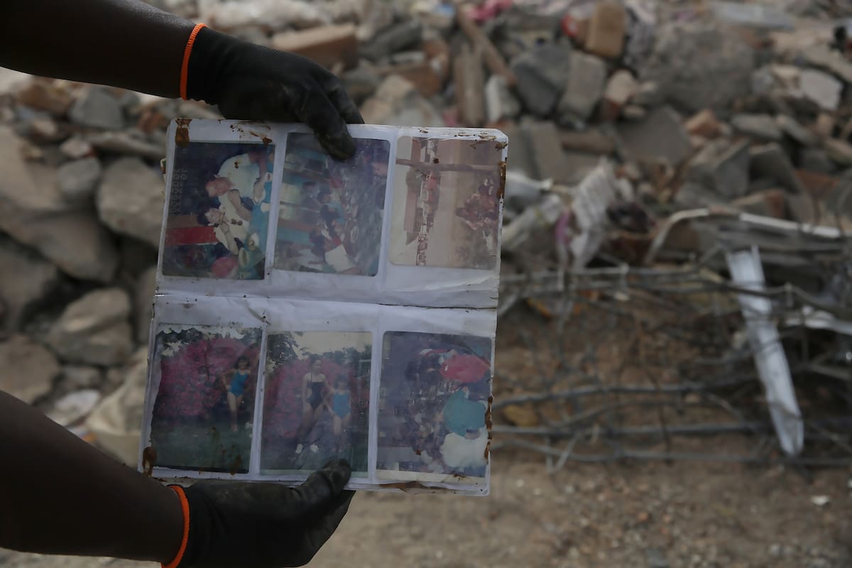Los recuerdos que sobrevivieron al terremoto: familias buscan sus pertenencias entre los escombros