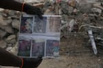 Los recuerdos que sobrevivieron al terremoto: familias buscan sus pertenencias entre los escombros