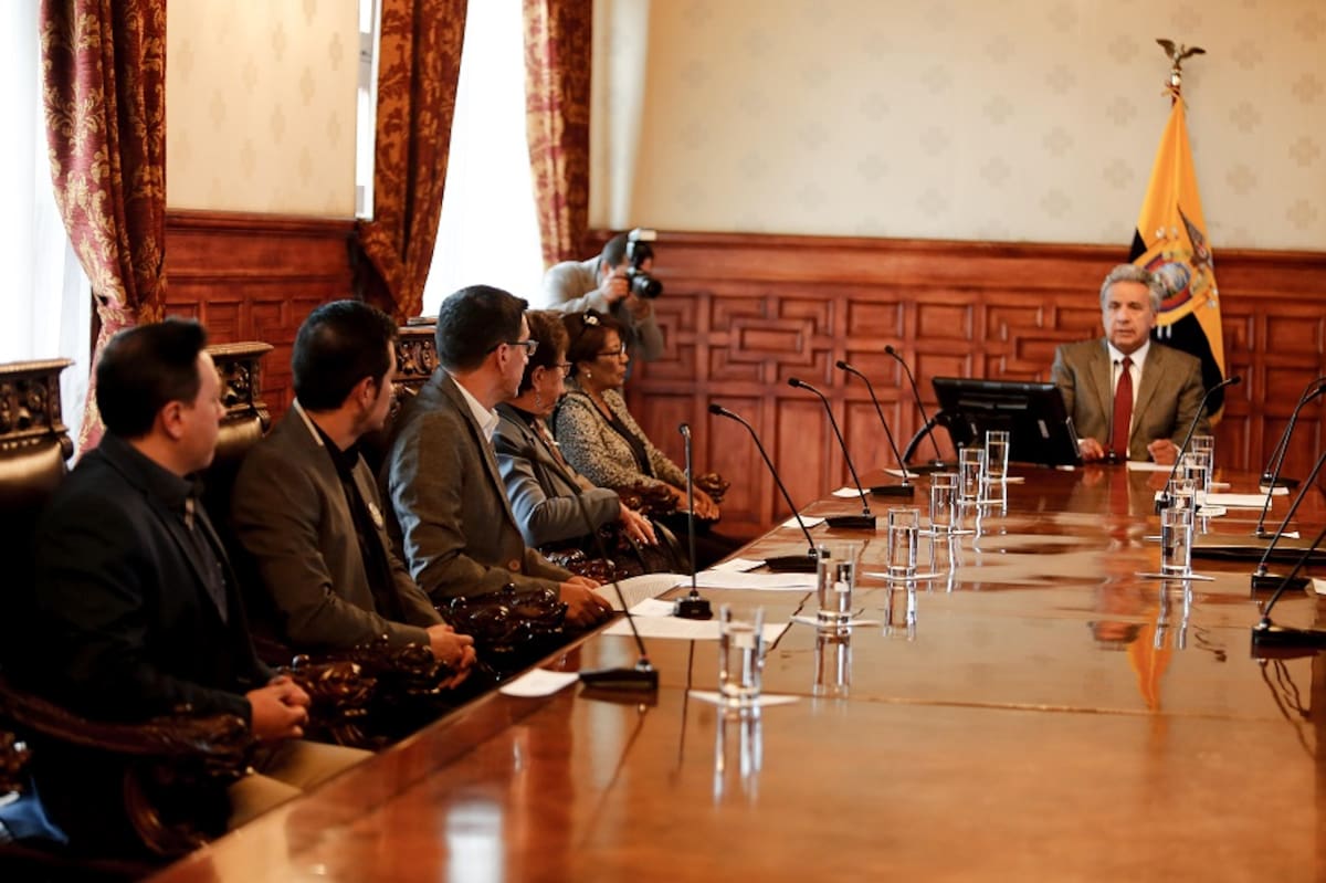 Los familiares del equipo periodístico ecuatoriano secuestrado el pasado 26 de marzo en una zona fronteriza con Colombia se reúnen con el presidente de Ecuador, Lenín Moreno, en Quito (Ecuador). EFE Archivo