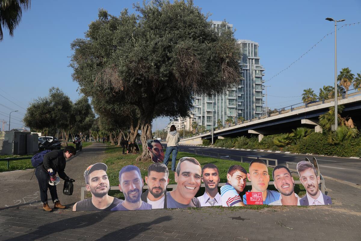 Familiares de rehenes retenidos por Hamás en Gaza y sus simpatizantes durante una protesta en Tel Aviv. //EFE